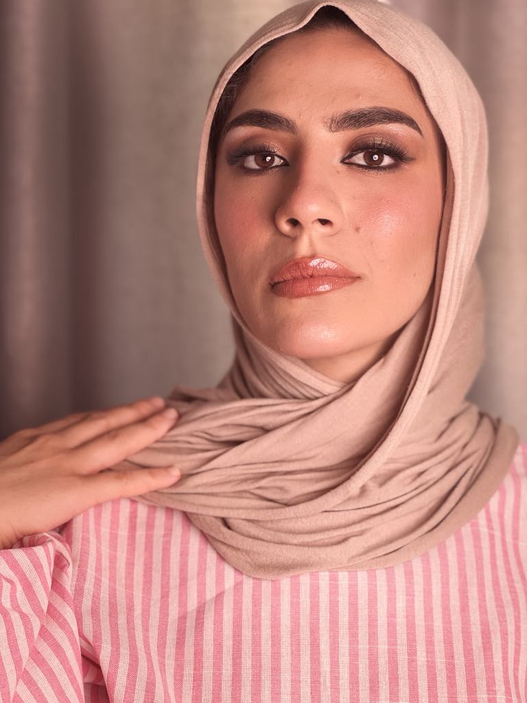 Soft natural makeup with peachy tones